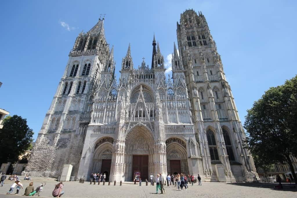 Une cathédrale gothique dotée de deux hautes tours et d’une décoration sculptée complexe.