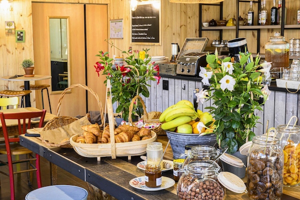 Dagelijks ontbijtbuffet (EUR 11.00 per persoon)