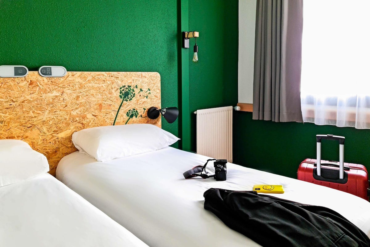 Habitación, 1 cama matrimonial (Pure) | Ropa de cama hipoalergénica, escritorio y cortinas blackout