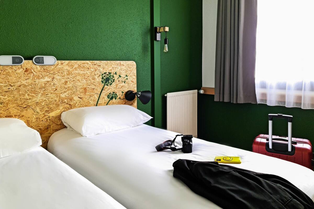 Chambre, 1 lit double (Pure) | Literie hypoallergĂ©nique, bureau, rideaux dâobscurcissement