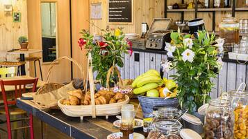 Café da manhã com buffet diário (EUR 11.00 por pessoa)