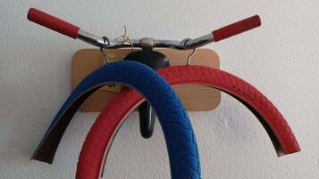 Una bicicleta fijada a la pared con una base de madera.