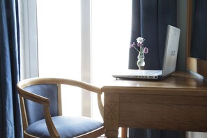 Chambre simple | Rideaux d’obscurcissement, fer et planche à repasser