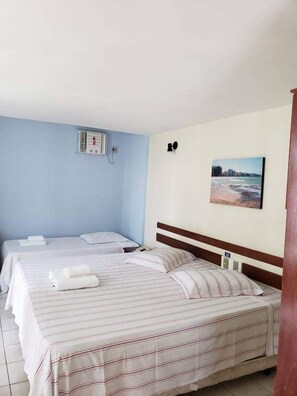 Quarto casal ou duplo standard | Frigobar, cortinas blackout, ferros/tábuas de passar roupa