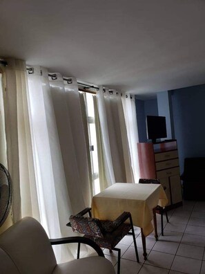 Quarto casal ou duplo standard | Frigobar, cortinas blackout, ferros/tábuas de passar roupa