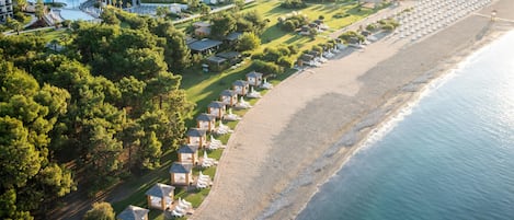 Plage, chaises longues, parasols, serviettes de plage