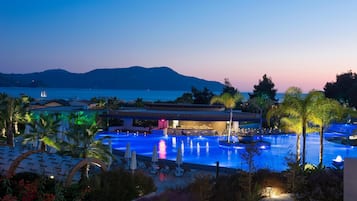 Innenpool, AuĂenpool, Sonnenschirme, LiegestĂŒhle