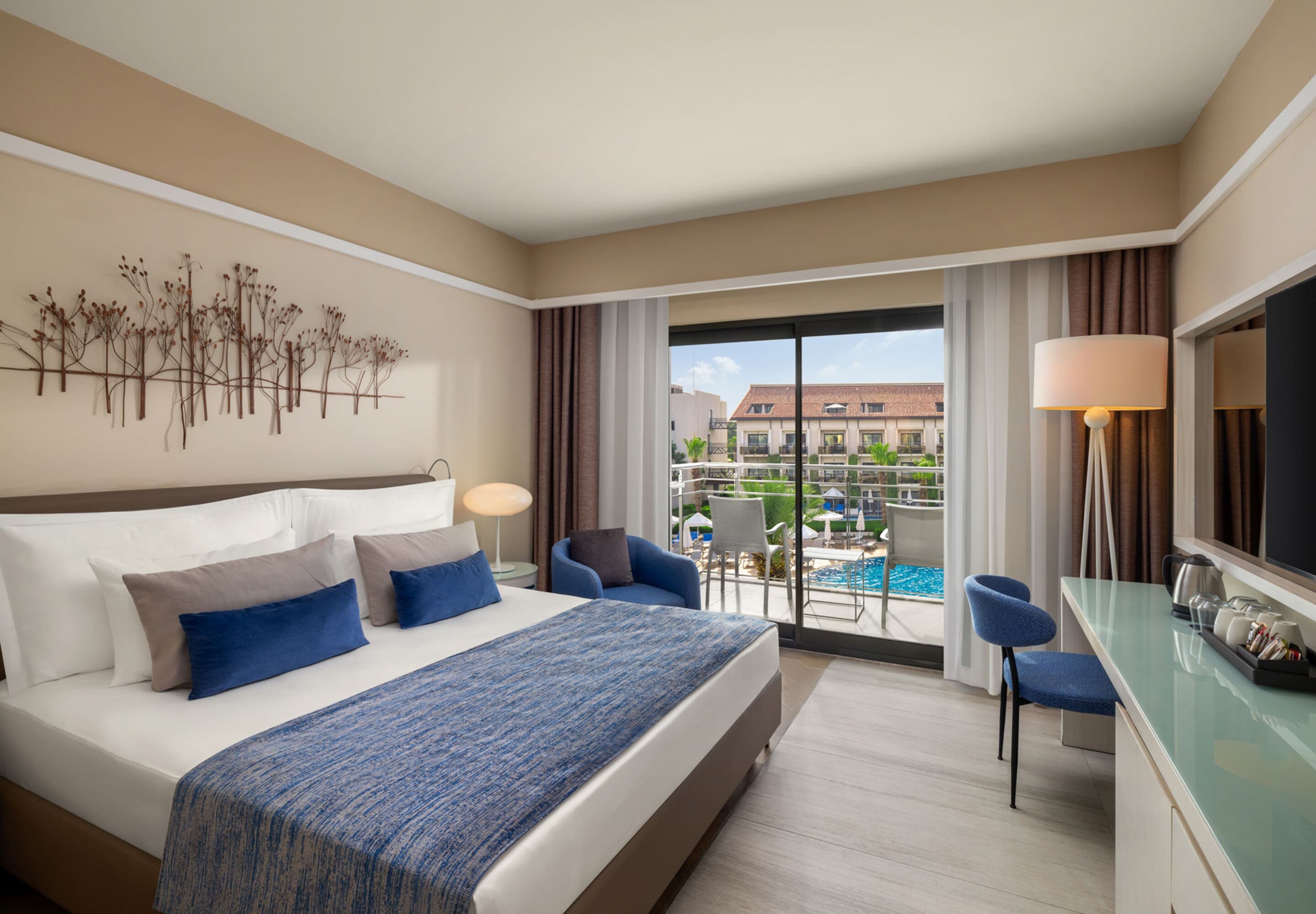 Familjerum - viss havsutsikt | Gratis produkter i minibar, värdeförvaringsskåp på rummet och skrivbord