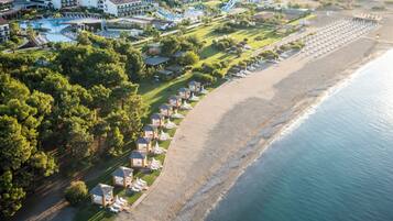 Plage, chaises longues, parasols, serviettes de plage