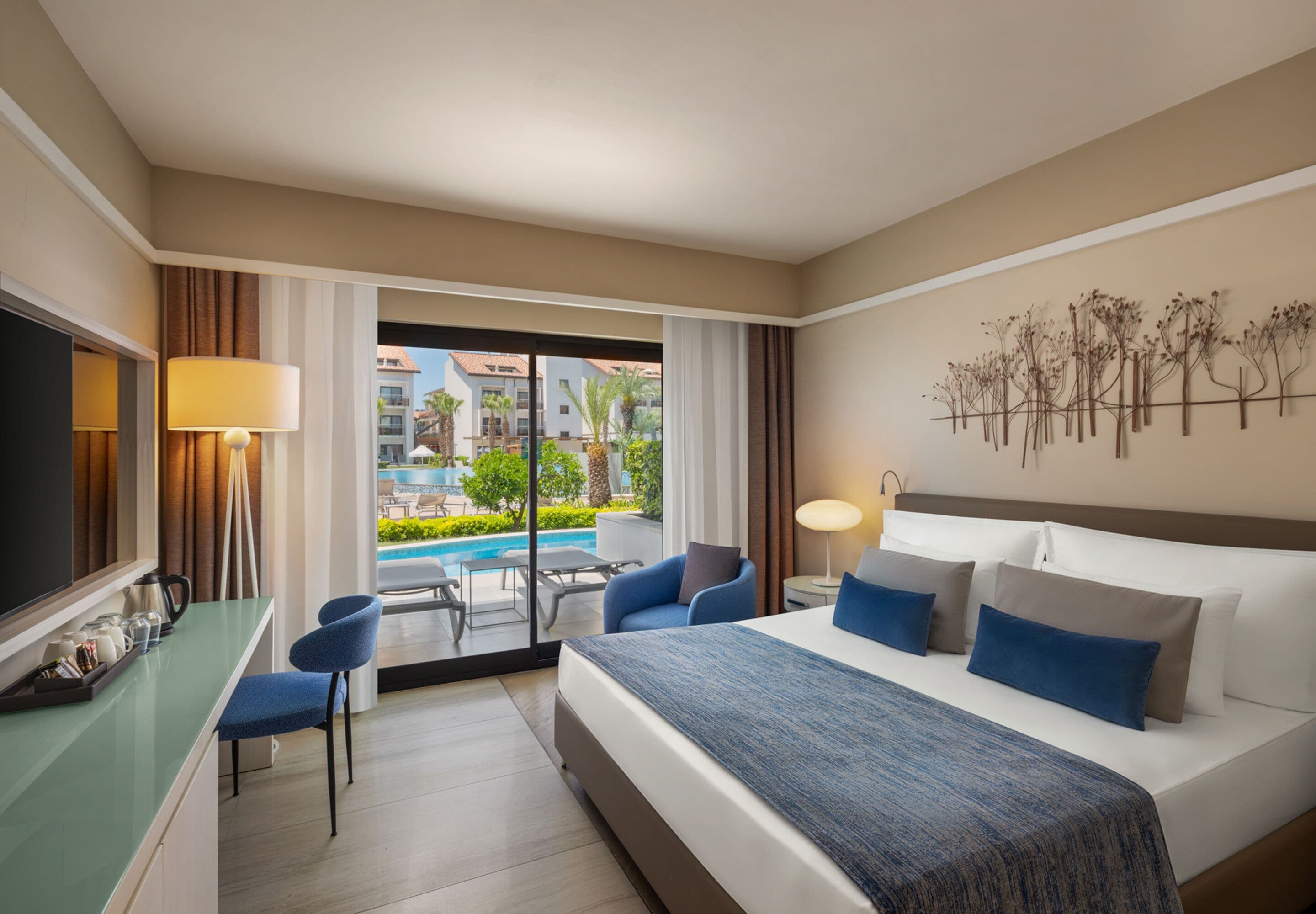 Familjerum (Swim-Up) | Gratis produkter i minibar, värdeförvaringsskåp på rummet och skrivbord