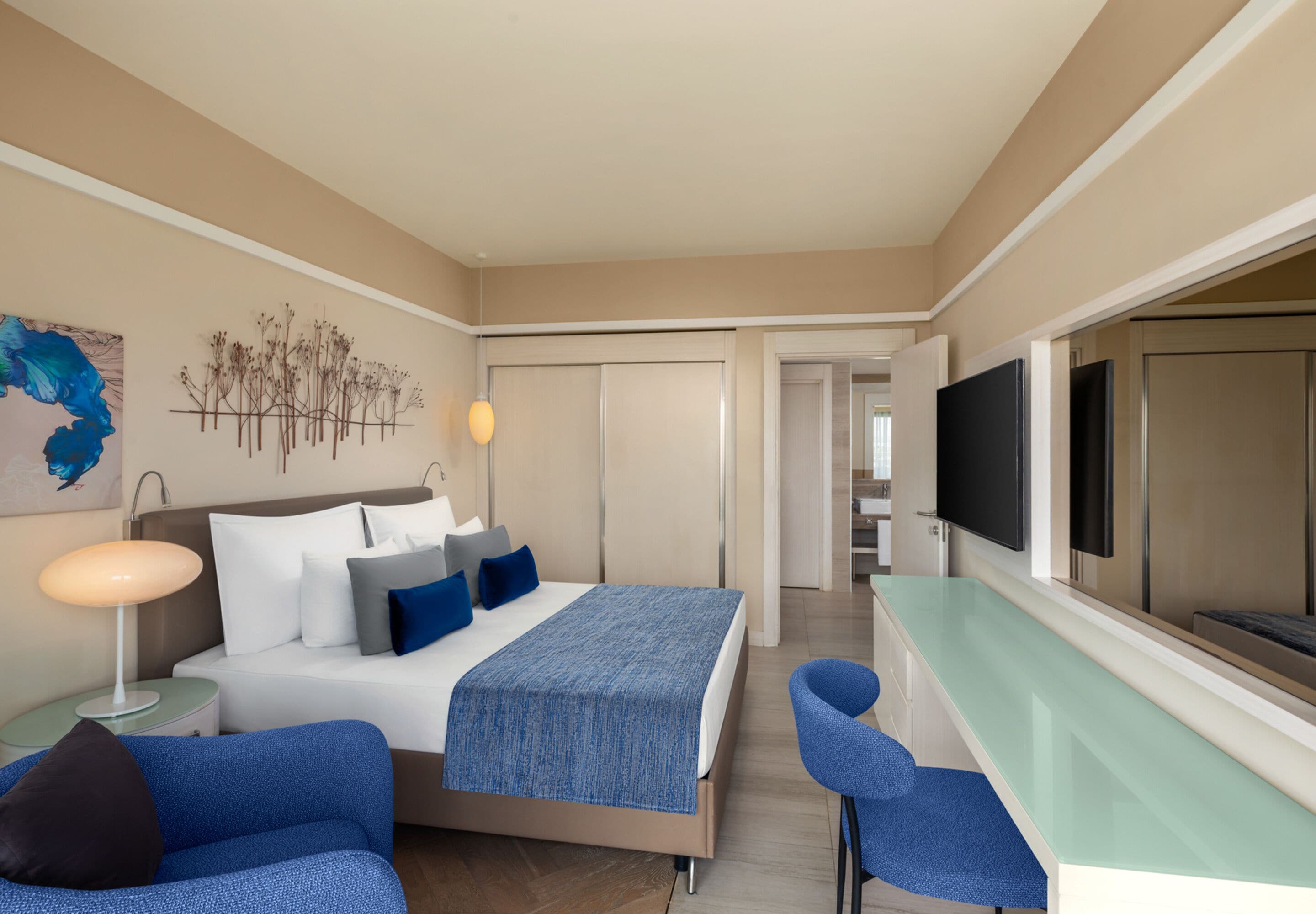 Familjerum - viss havsutsikt (Superior) | Gratis produkter i minibar, värdeförvaringsskåp på rummet och skrivbord