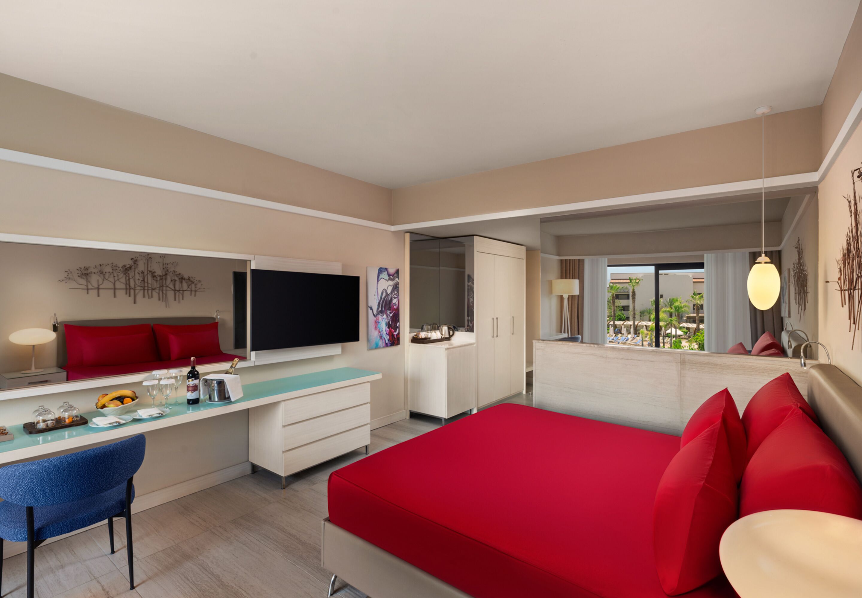 Smekmånadsrum | Gratis produkter i minibar, värdeförvaringsskåp på rummet och skrivbord