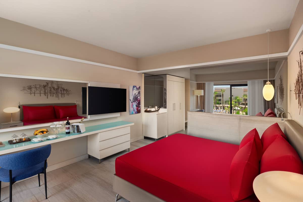 Rom – honeymoon | Minibar (inkludert), safe på rommet, skrivebord og strykejern/-brett