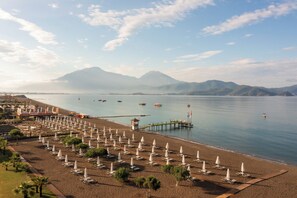 On the beach, sun loungers, beach umbrellas, beach towels -  Akra Fethiye Tui Blue Sensatori All Inclusive (Fethiye)