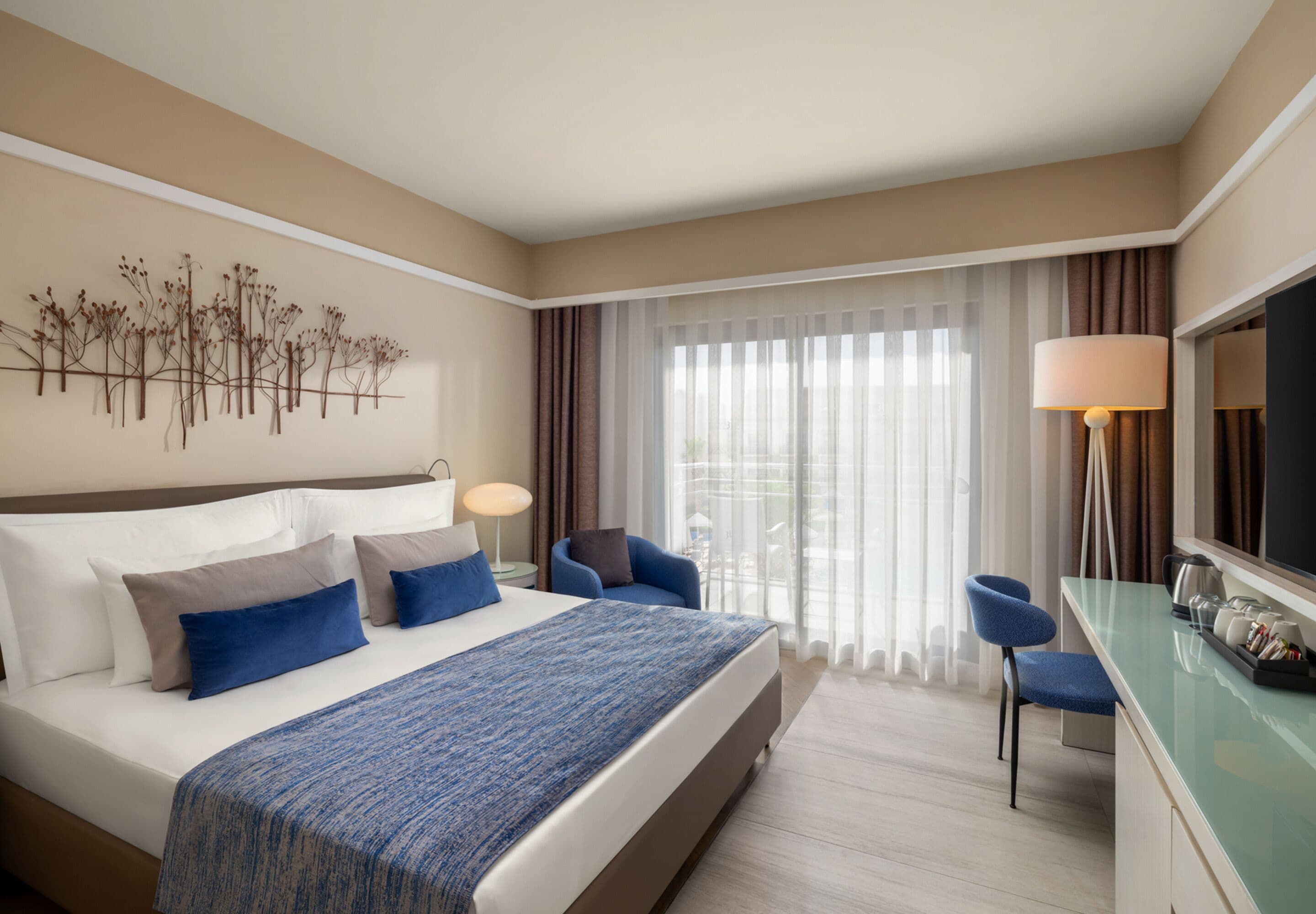 Habitación familiar, vista parcial al mar | Artículos del minibar gratis y caja de seguridad en la habitación 