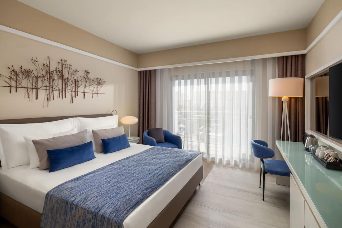 Family Room with Partial Sea View | Free minibar, in-room safe, desk, iron/ironing board