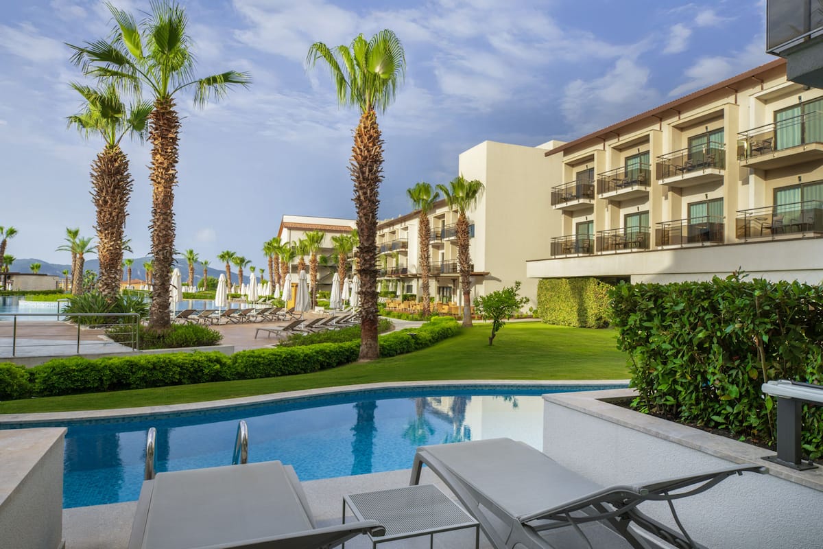 Mixed Standard Spacious Swim Up Room | Free minibar, in-room safe, desk, iron/ironing board