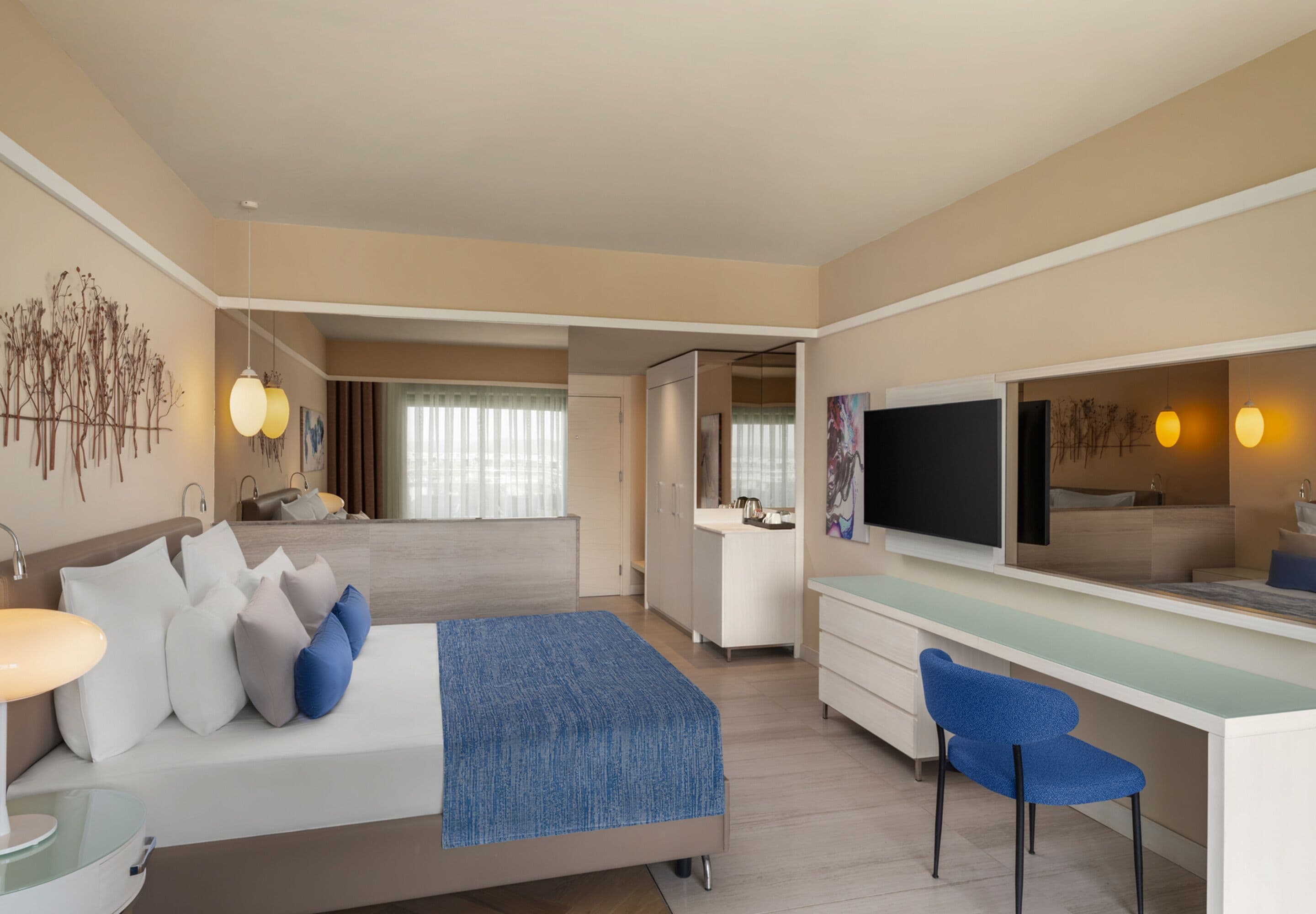 Rum (Mixed, Swim Up Room) | Gratis produkter i minibar, värdeförvaringsskåp på rummet och skrivbord