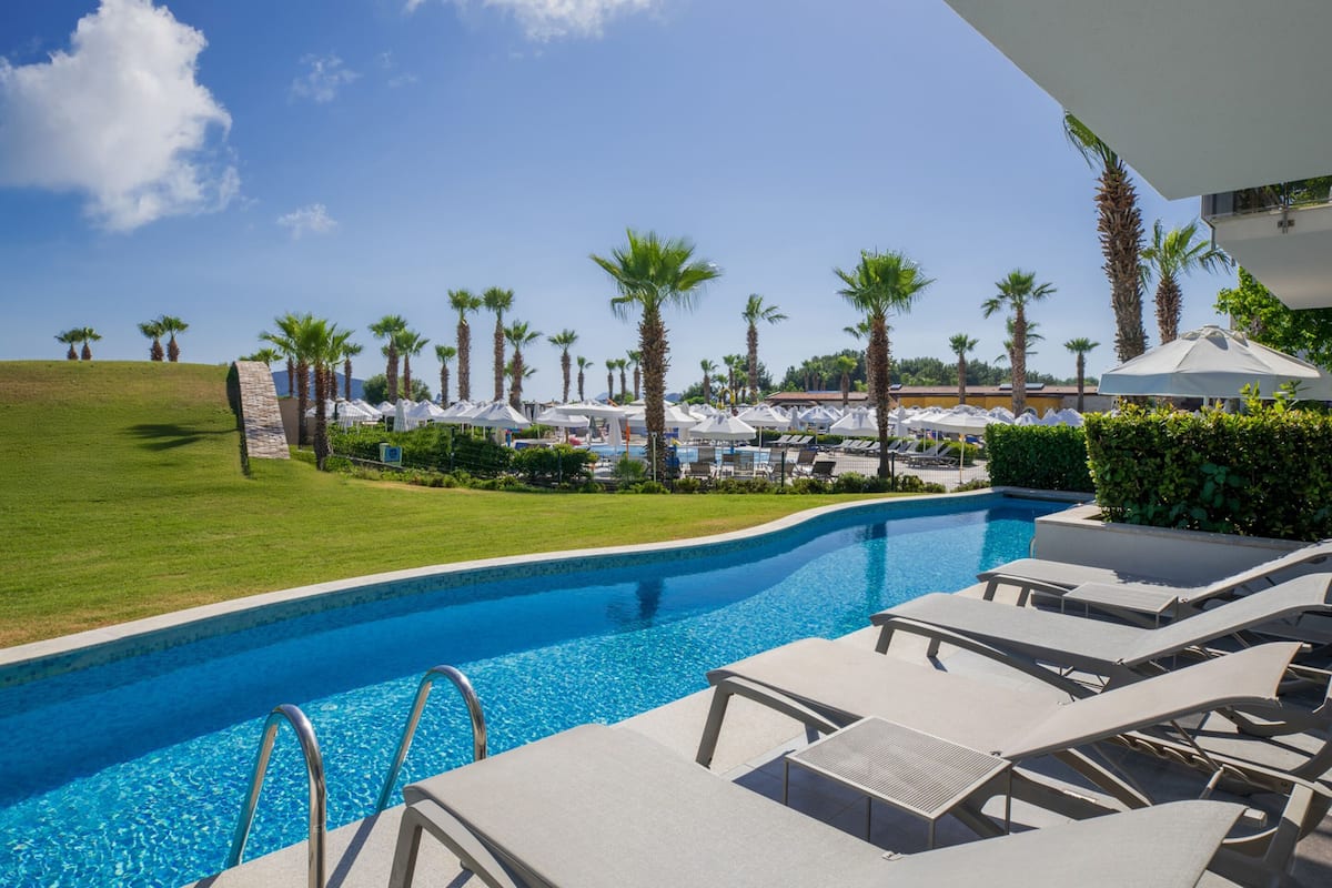 Superior Family Room Swim Up | Free minibar, in-room safe, desk, iron/ironing board