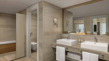 Een moderne badkamer met twee wastafels, een grote spiegel en een inloopdouche.
