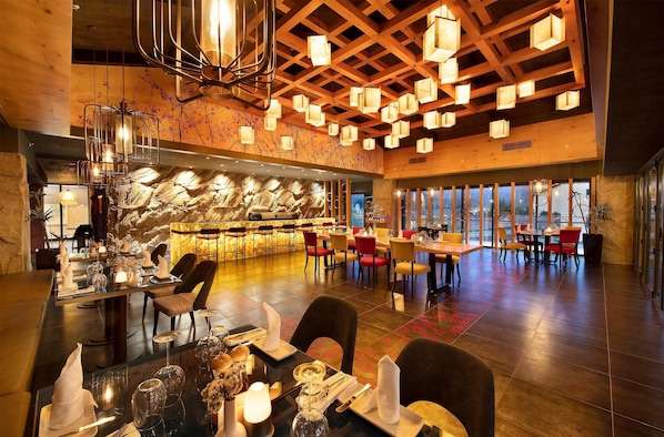 6 restaurants, breakfast, lunch, dinner served; Asian cuisine