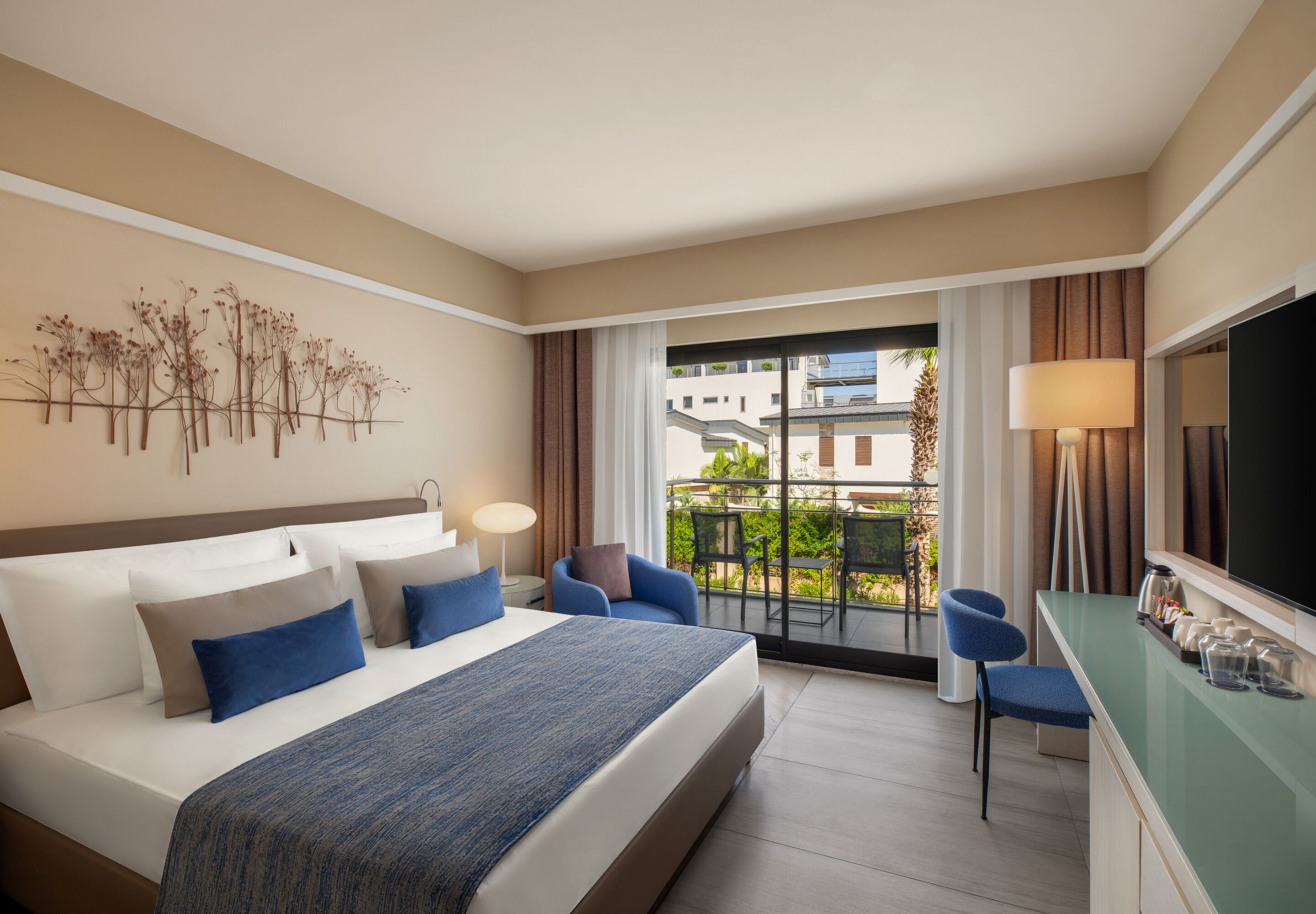 Habitación familiar, vista al jardín | Artículos del minibar gratis y caja de seguridad en la habitación 