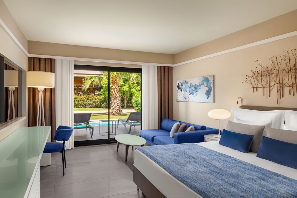 Adult Swim-Up Standard Room | Free minibar, in-room safe, desk, iron/ironing board