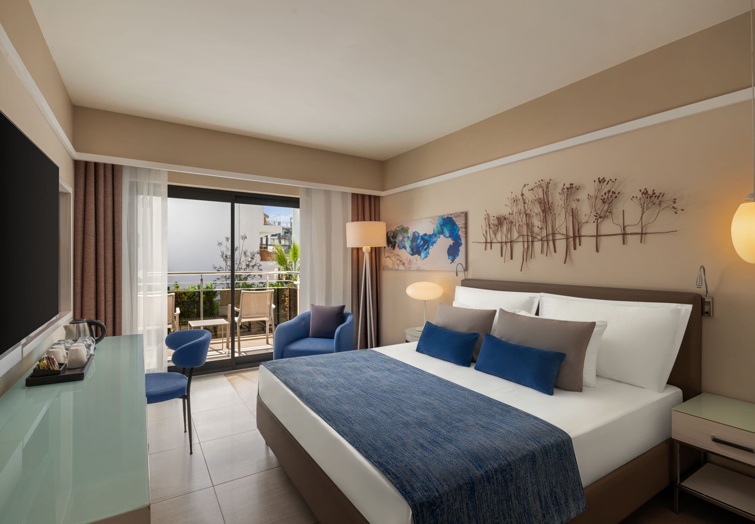 Habitación familiar, vista al jardín (Superior) | Artículos del minibar gratis y caja de seguridad en la habitación 