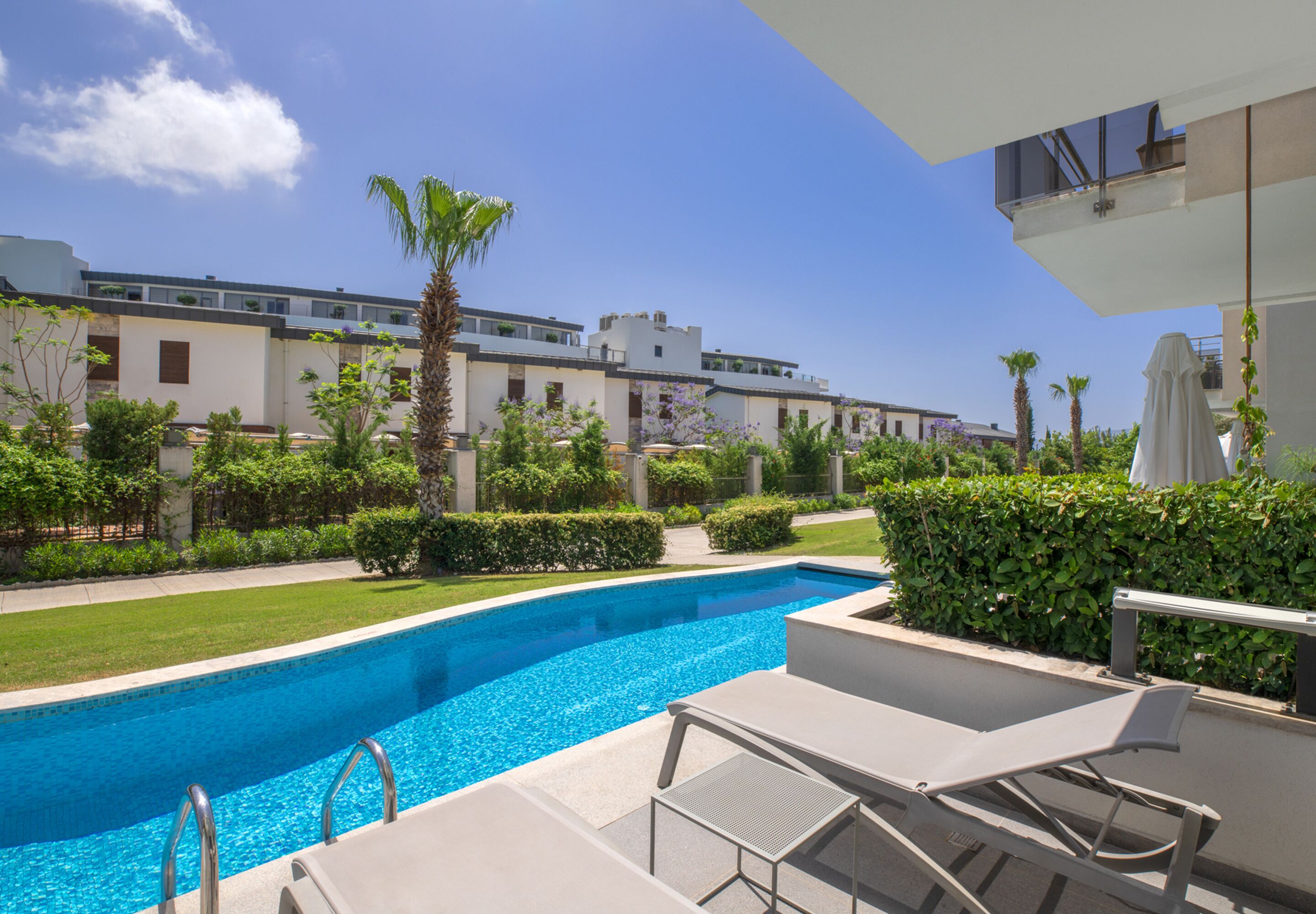 Family Room Swim-Up | Free minibar, in-room safe, desk, iron/ironing board