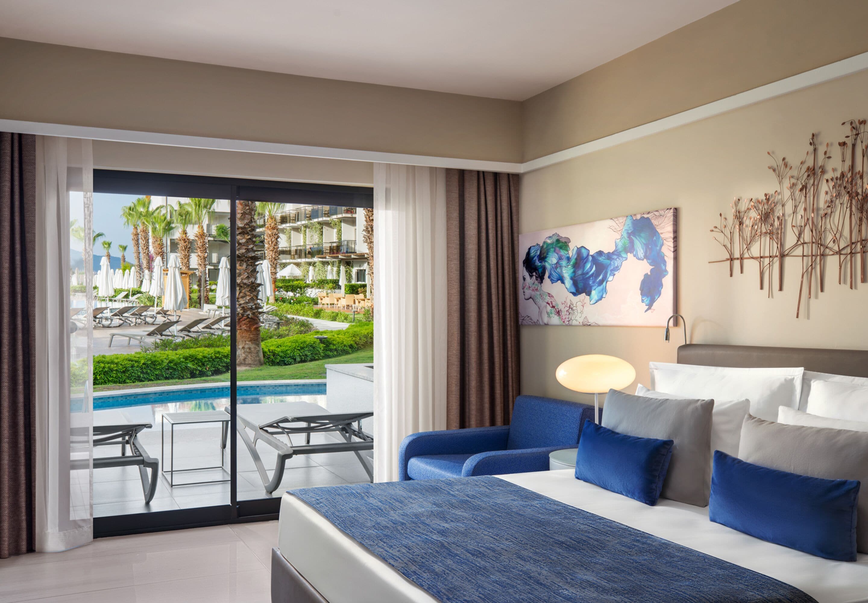 Standardrum (Mixed Spacious Swim Up Room) | Gratis produkter i minibar, värdeförvaringsskåp på rummet och skrivbord