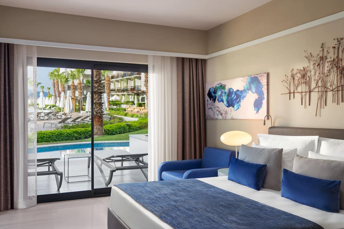 Rom – standard (Mixed Spacious Swim Up Room) | Minibar (inkludert), safe på rommet, skrivebord og strykejern/-brett