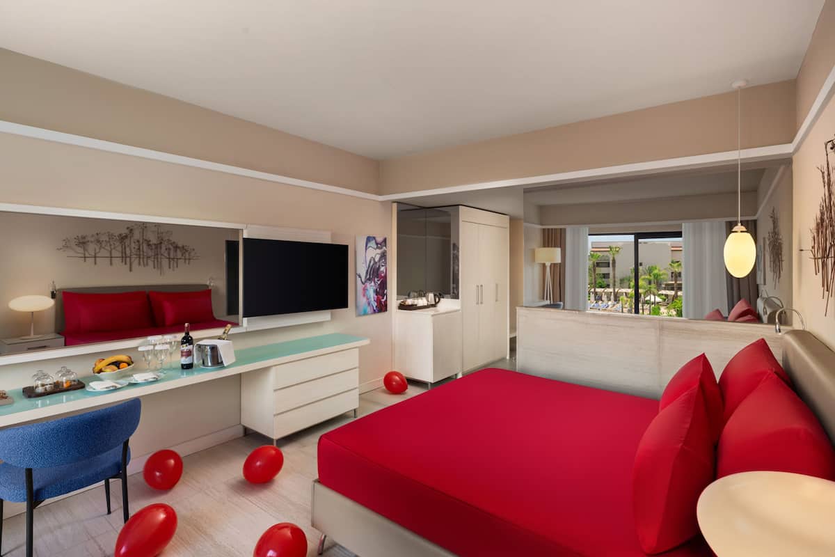 Honeymoon Room | Free minibar, in-room safe, desk, iron/ironing board