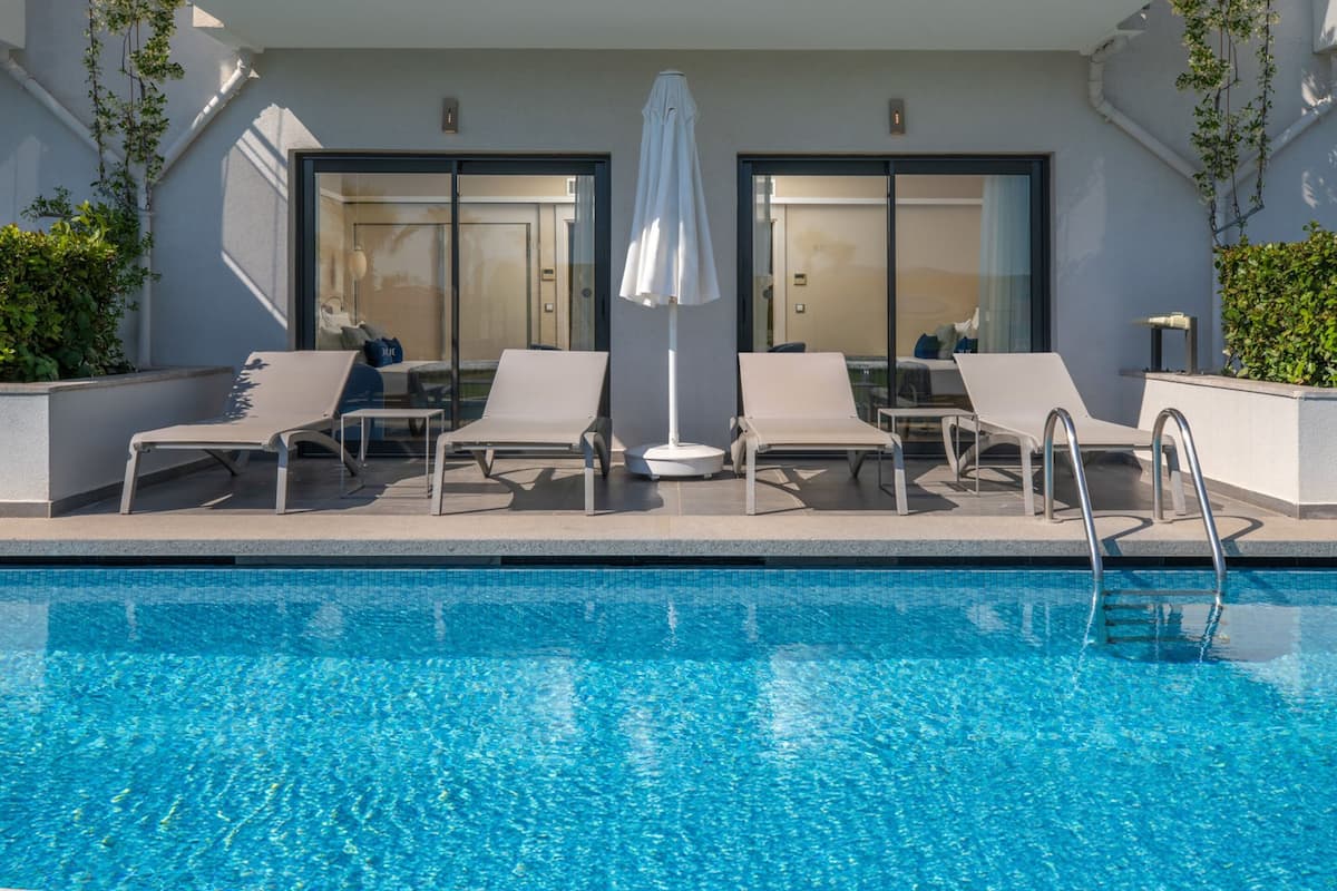 Superior Family Room Swim Up | Free minibar, in-room safe, desk, iron/ironing board