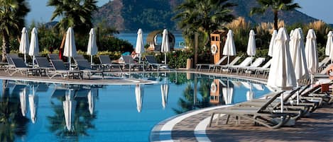 Innenpool, Außenpool, Sonnenschirme, Liegestühle