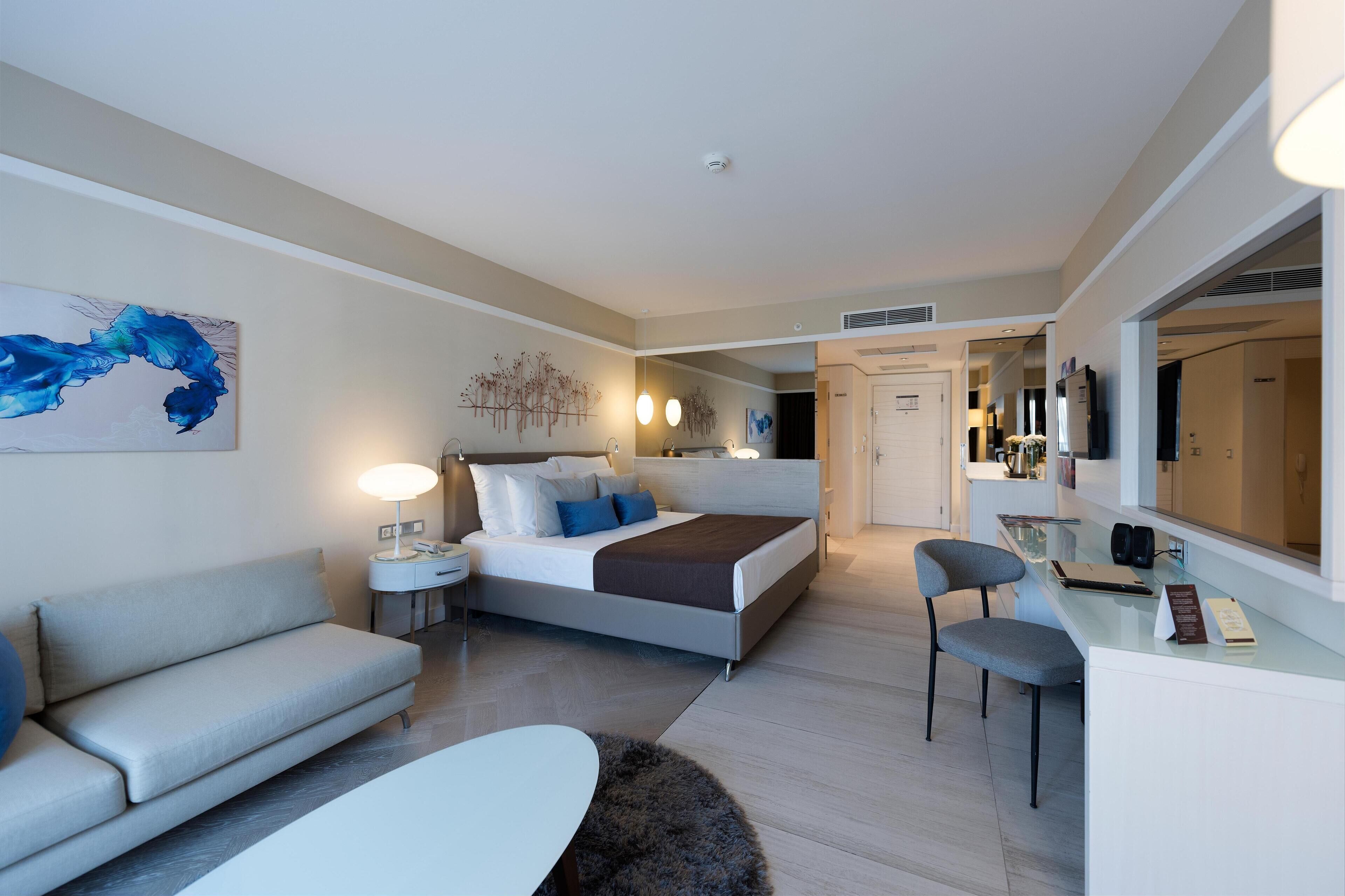 Artículos del minibar gratis y caja de seguridad en la habitación 