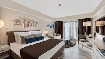 Standard Double Room | Minibar (free items), in-room safe, desk, iron/ironing board