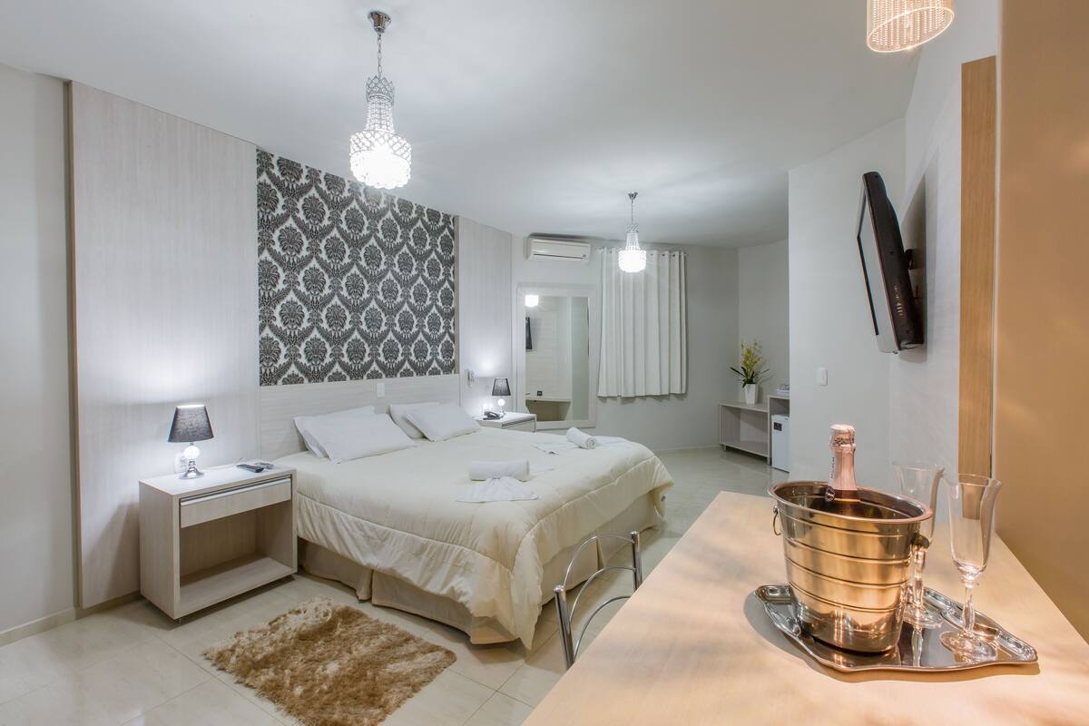 Tradisjonell suite | Minibar, skrivebord, blendingsgardiner og wi-fi (inkludert)