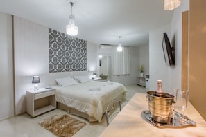 Tradisjonell suite | Minibar, skrivebord, blendingsgardiner og wi-fi (inkludert)