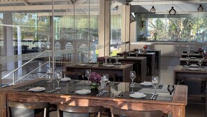 A restaurant with multiple dining tables, each set with plates, cutlery, and wine glasses. - Olinda Hotel e Eventos (Toledo)