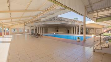 Piscina externa, espreguiçadeiras