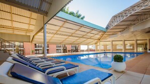 A pool area with sun loungers and a covered seating area. - Olinda Hotel e Eventos (Toledo)