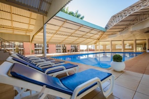 Piscina externa, espreguiçadeiras