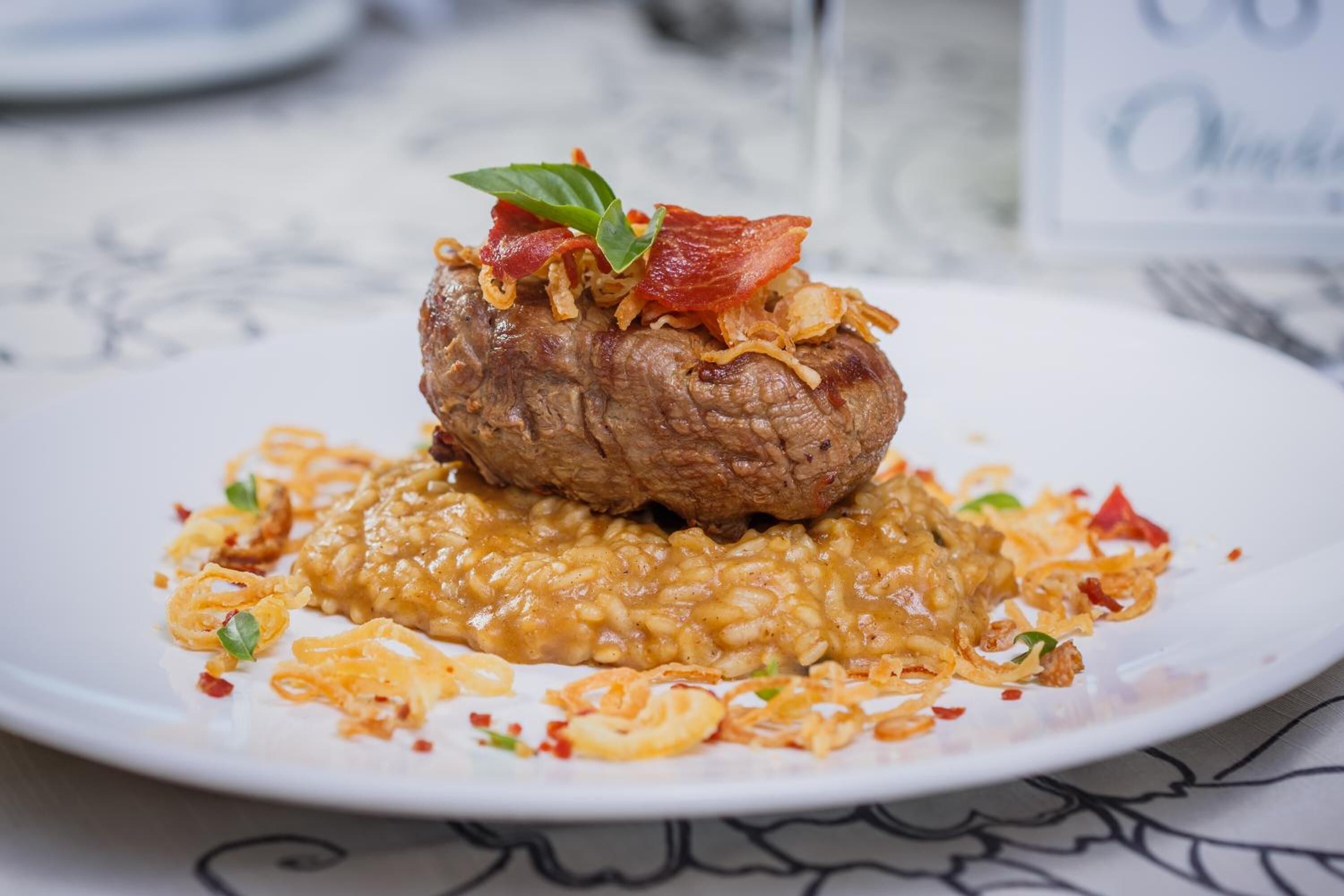Un plato de comida con una albóndiga y salsa.