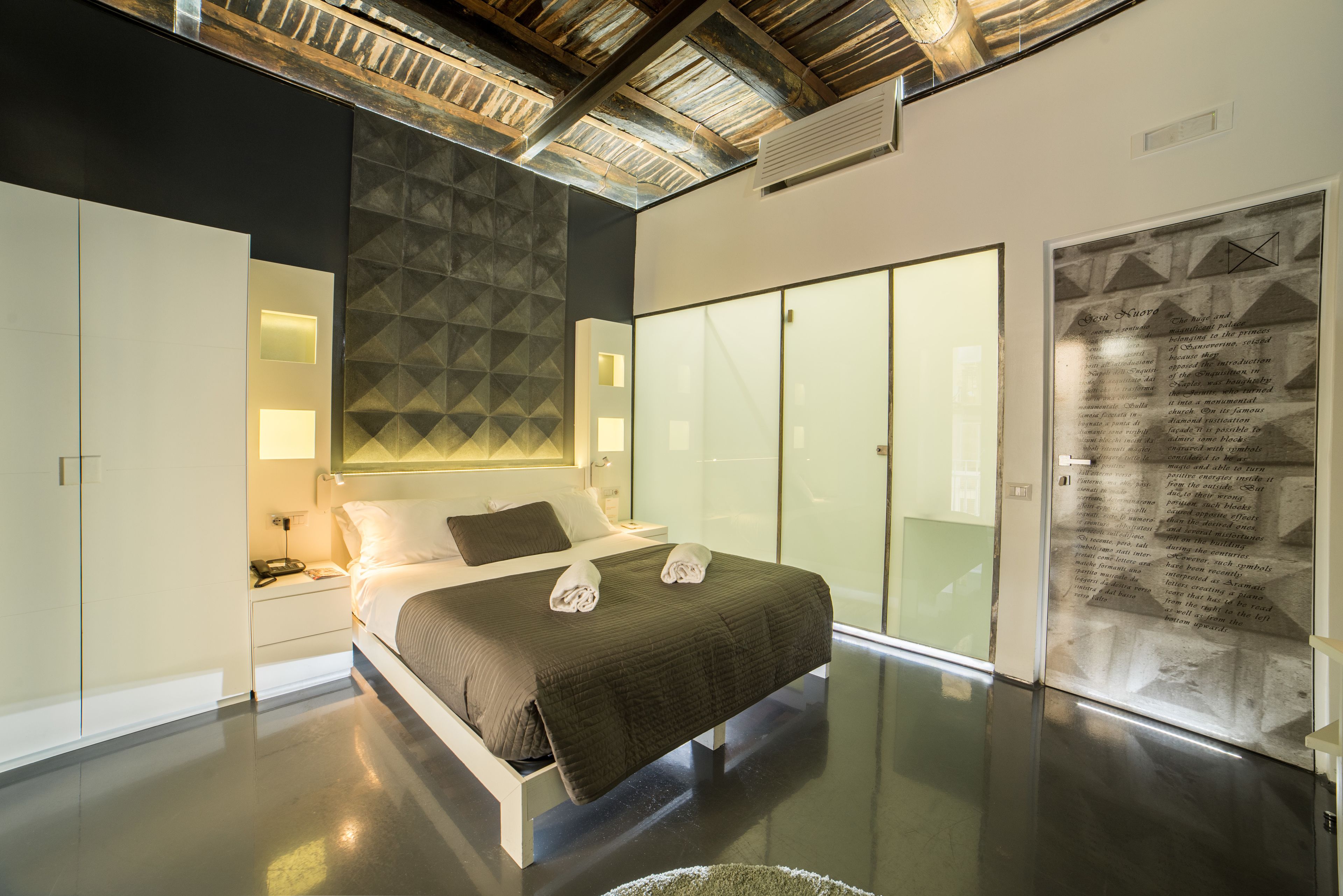 خزنة داخل الغرفة ومكتب وستائر تعتيم وتجهيزات عازلة للصوت