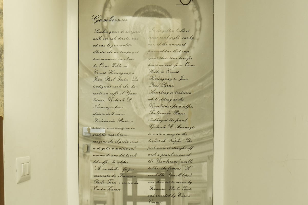 Ein Korridor mit einem Vintage-Poster, das Text und ein kreisförmiges Design zeigt.