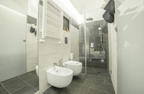 Superior Studio | Bathroom | Shower, free toiletries, hair dryer, bidet - Napoli Chiaia 32 Deluxe Residence (Naples)