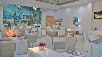 Daily to-go breakfast (EUR 5 per person)