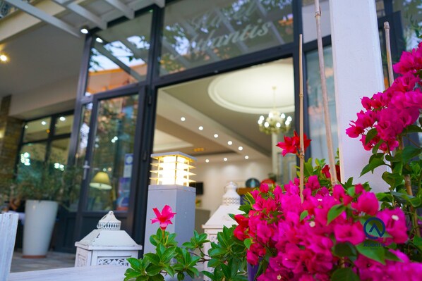 Property entrance - Hotel Atlantis (Nea Propontida)