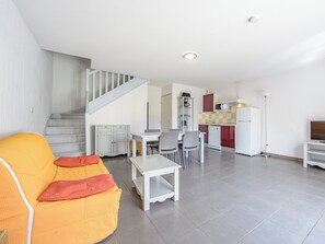 A modern apartment with a staircase, a dining area, and a kitchen. - Les Demeures du Ventoux - Vacanceole (Aubignan)