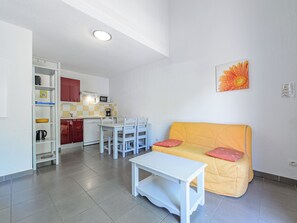 A compact living space with a kitchenette, a dining area, and a sofa. - Les Demeures du Ventoux - Vacanceole (Aubignan)